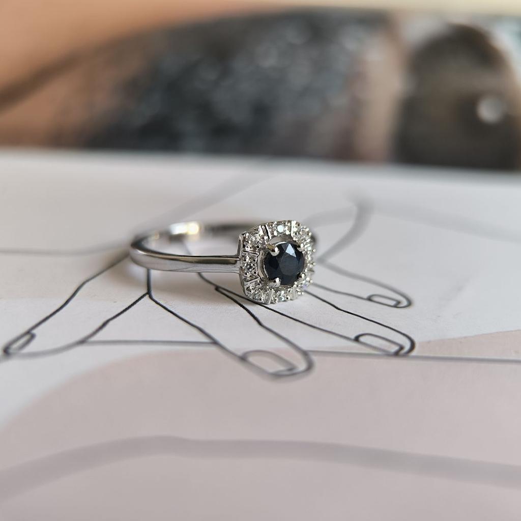 Серебряное кольцо с натуральным сапфиром 0.525ct, фианитами, вес изделия 2,32 гр (2181033)
