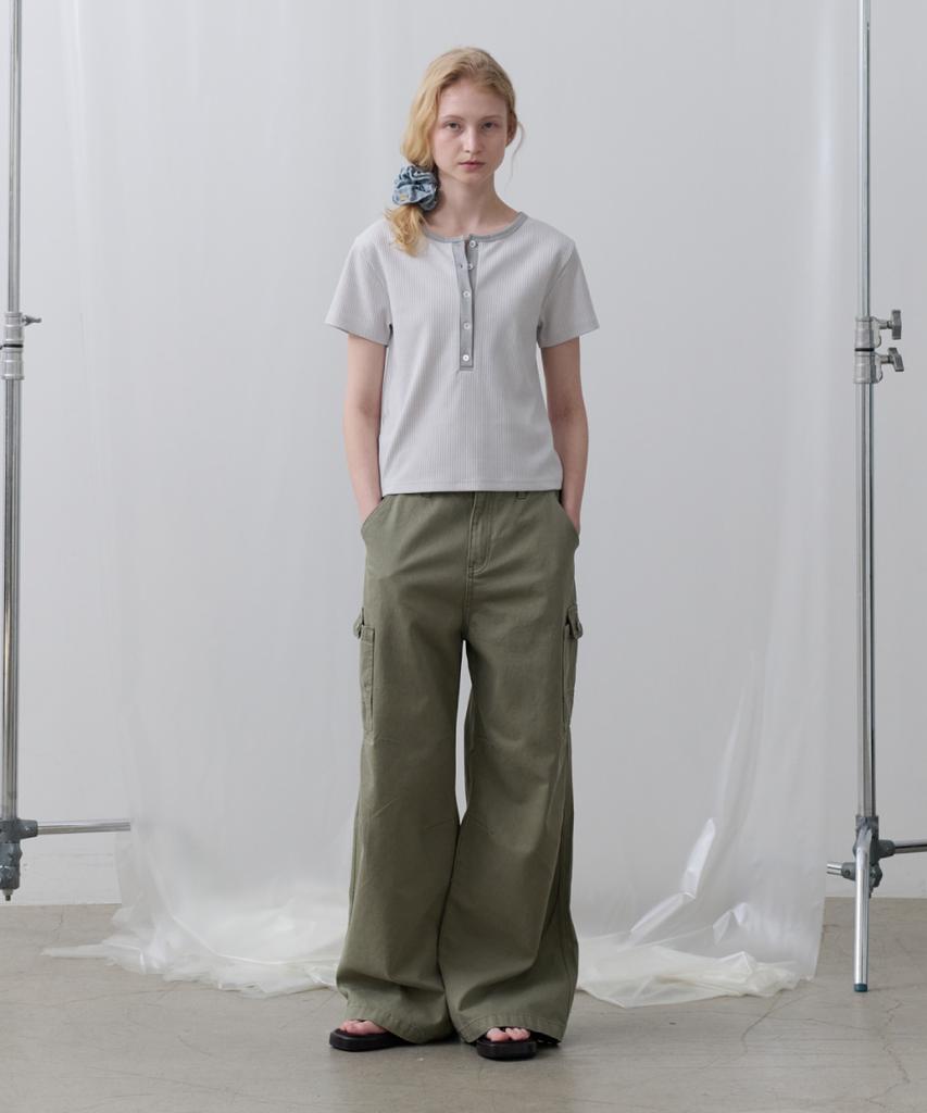 Toabe Contrast Ribbed Half-Open Tee (Soft Gray)