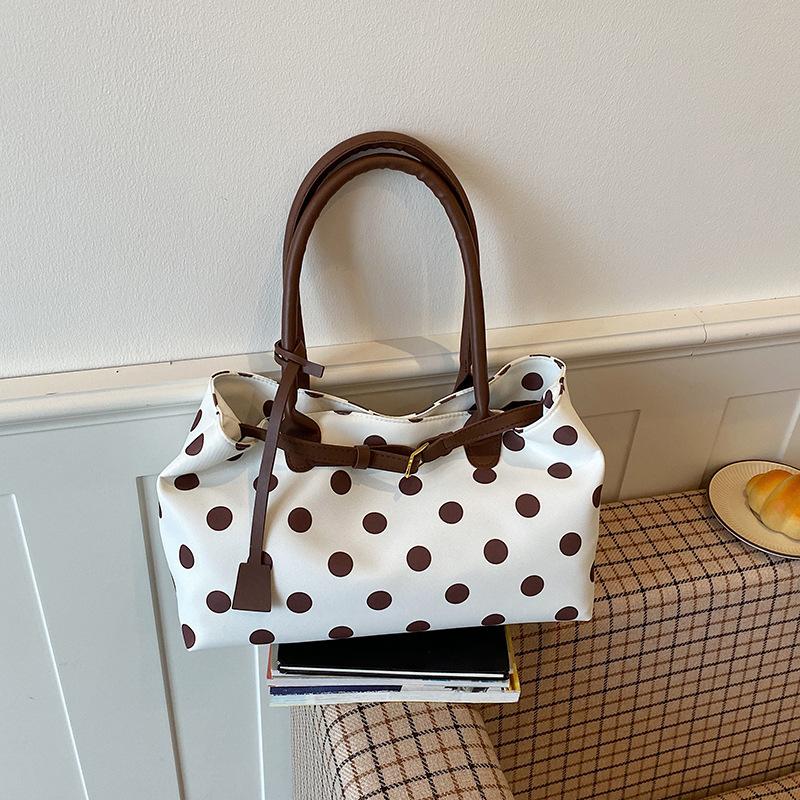 Diese vielseitige Polka-Dot-Tragetasche ist eine schlichte, lässige und geräumige Umhängetasche, perfekt für den Weg zur Arbeit und ein unverzichtbares Alltagsaccessoire.