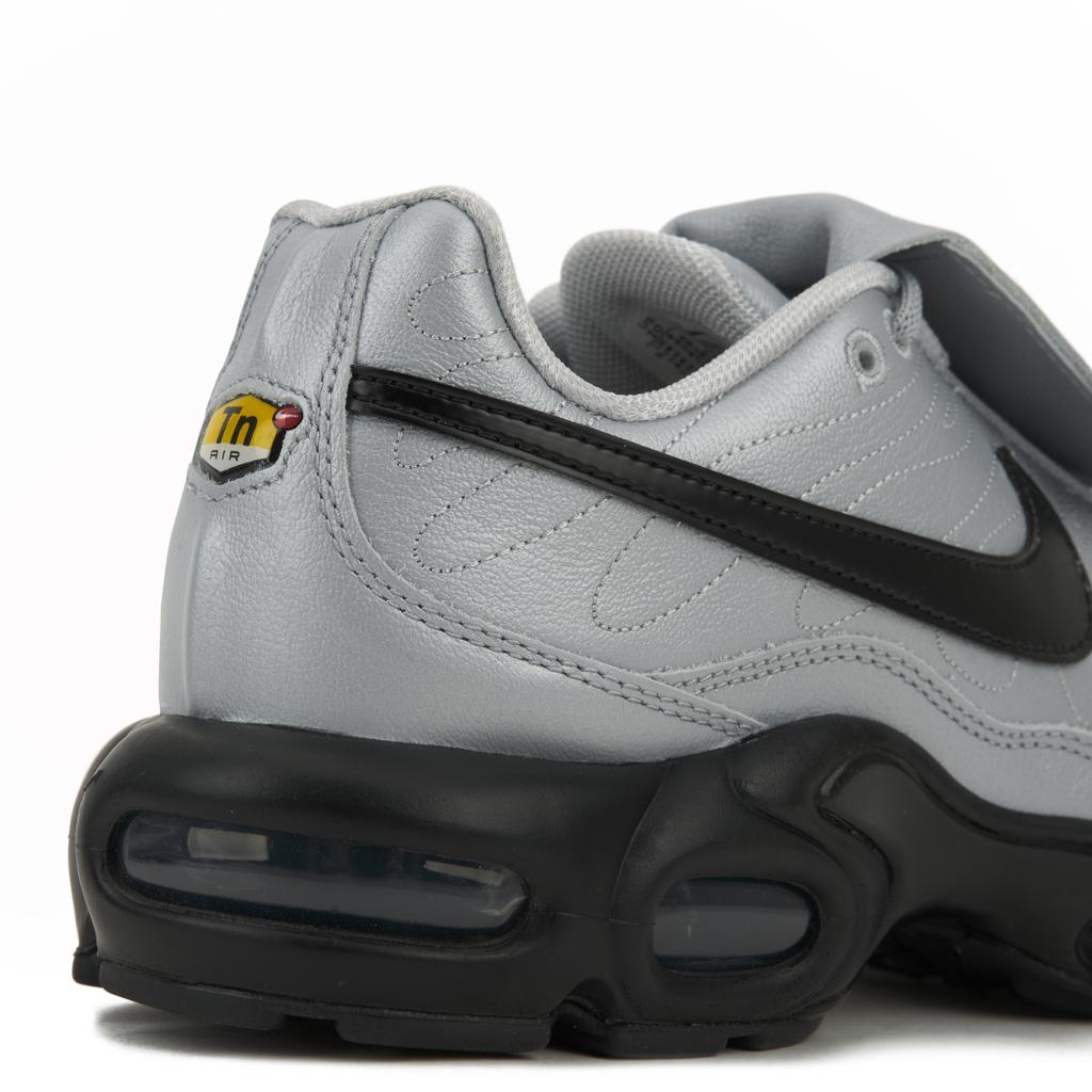 Nike Air Max Plus Tiempo Wolf Grey Herren Sneaker Schwarz Metallic-Silber HM6850-001