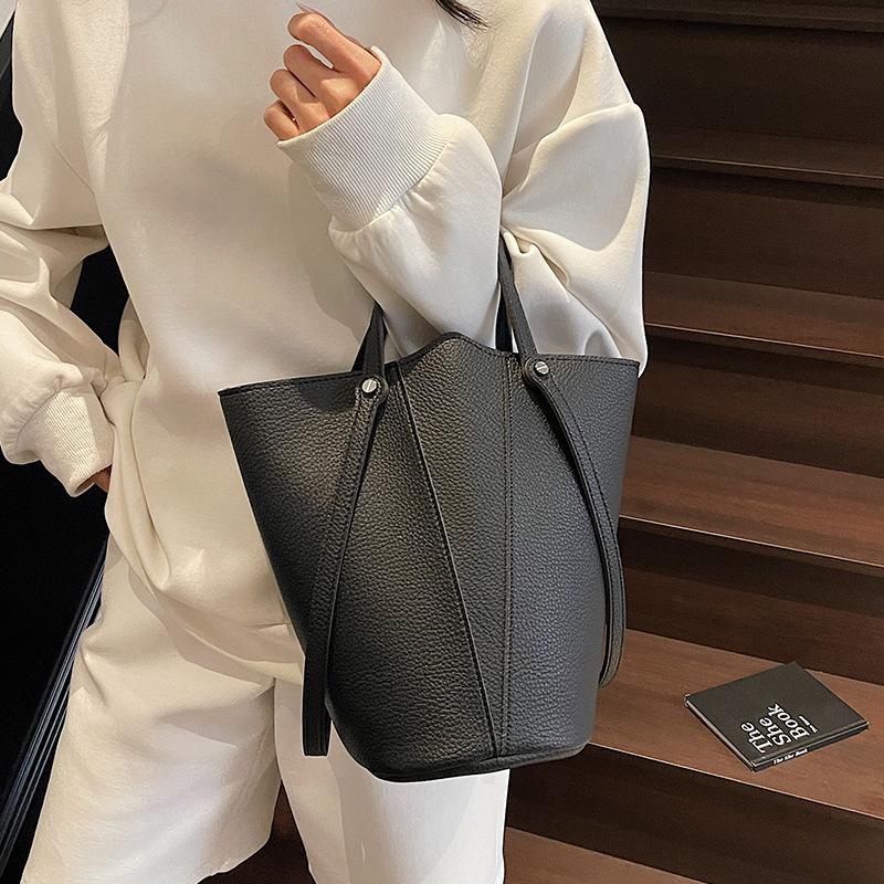 Light luxury bucket bag women's 2025 new spring and summer large-capacity high-grade texture versatile commuter messenger shoulder bag