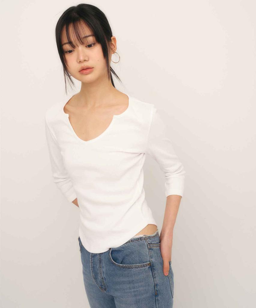 Kyuliti C 90S Line Slit Neck T-Shirt_White