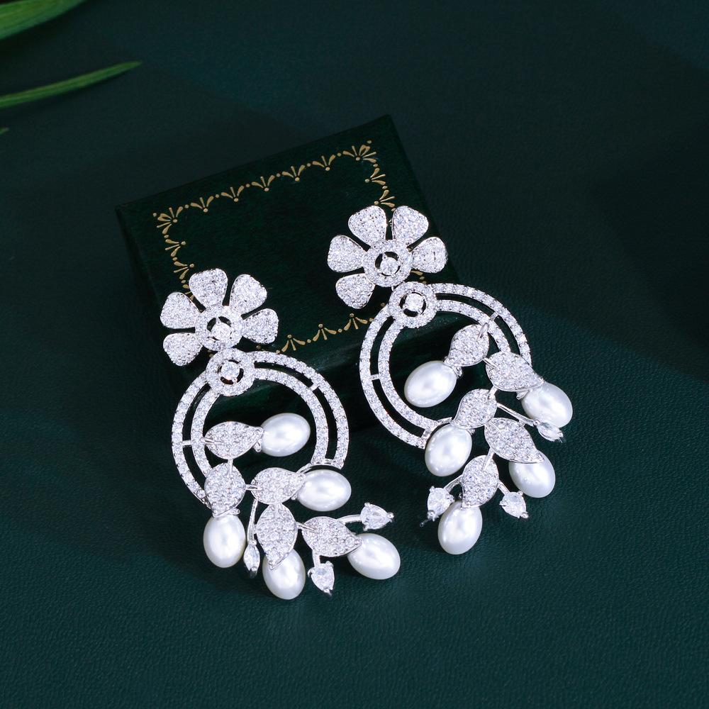 Light Luxury Micro-Inlaid Three-Dimensional Flower Pearl Earrings, Super Fairy Cold Wind Zircon Earrings, Bead Earrings.