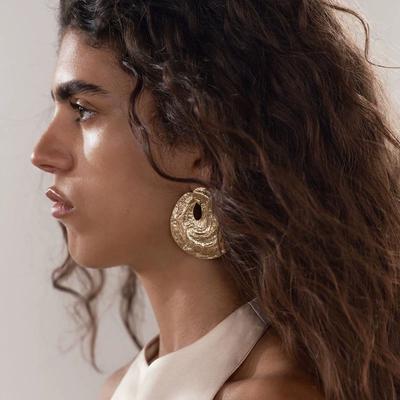 Nischendesign Metall Retro runde Ohrringe, übertriene Persönlichkeit kalter Stil Modeohrringe