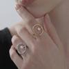 Geometrischer Ring aus Edelstahl mit 18 Karat Vergoldung und Kunstperle