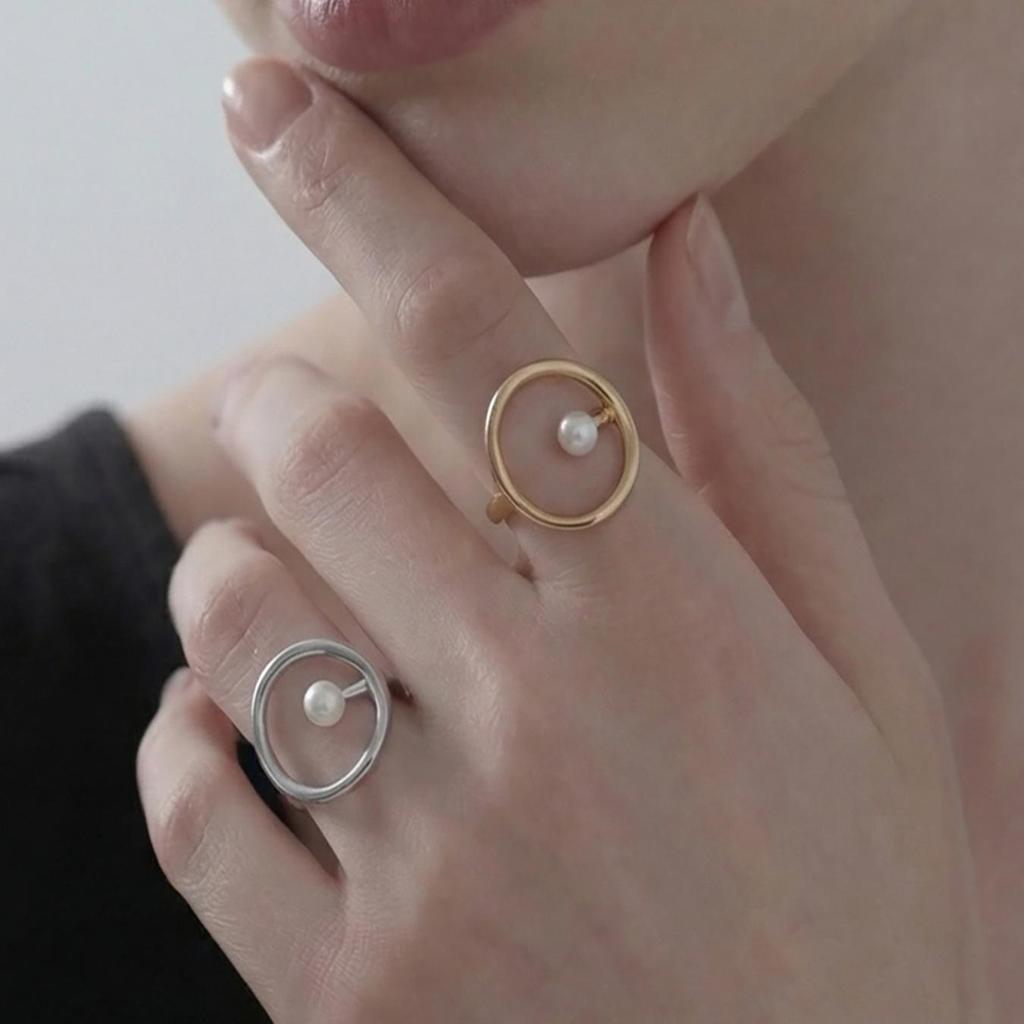 Geometrischer Ring aus Edelstahl mit 18 Karat Vergoldung und Kunstperle