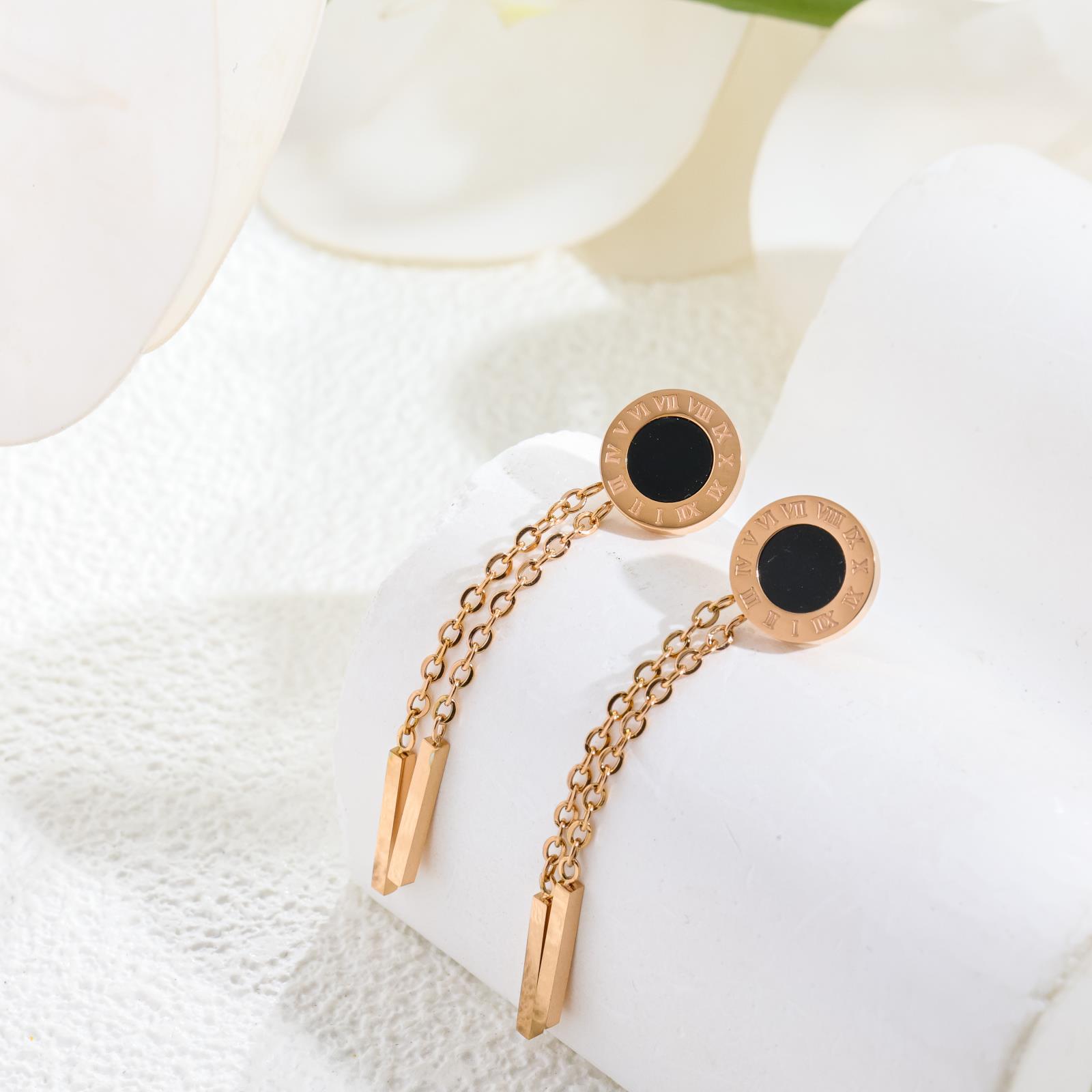 

Retro French Roman fringed earrings are suitable for round face and thin stainless steel earrings with simple style