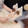 Champagnerfarbene Satin-High Heels Damen Hochzeitskleid Brautschuhe Chinesische Bühnenkleidung Hochzeitsschuhe dünner Absatz spitz zulaufende Einzelne Schuhe Brautschuhe