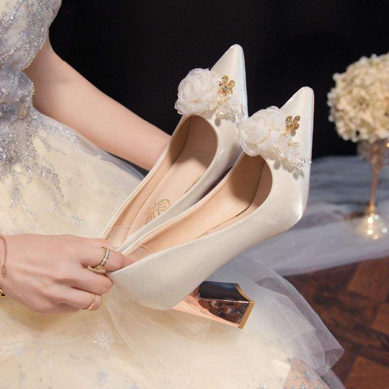 Champagnerfarbene Satin-High Heels Damen Hochzeitskleid Brautschuhe Chinesische Bühnenkleidung Hochzeitsschuhe dünner Absatz spitz zulaufende Einzelne Schuhe Brautschuhe