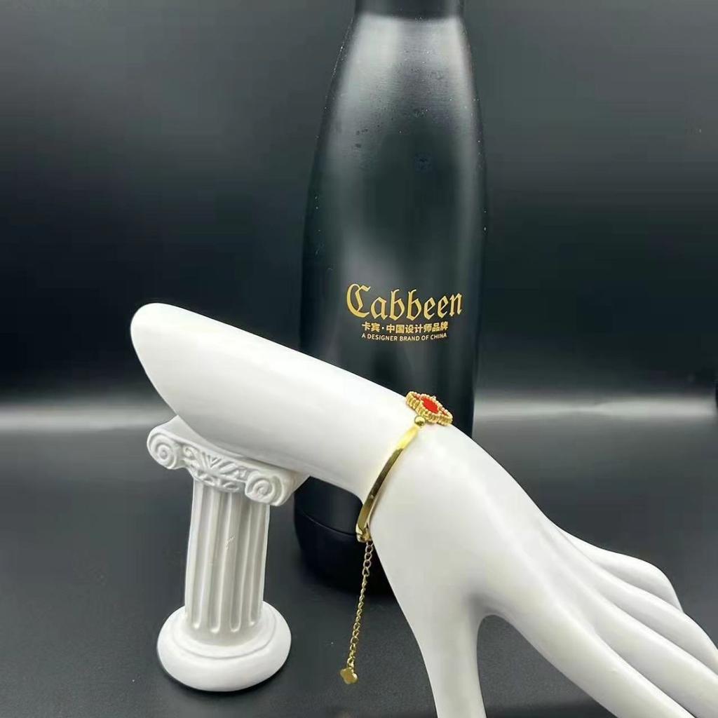 Modisches und personalisiertes neues funkelndes Armband. Klassisches Damen-Armband mit vierblättrigen Gras-Mikro-Intarsien