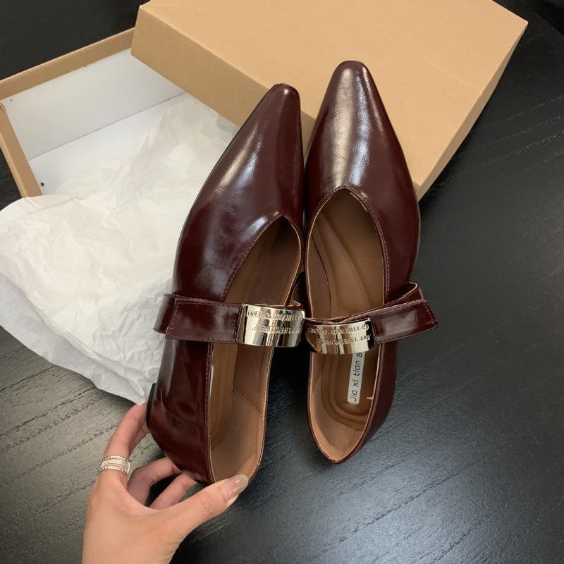 

2025 autumn and winter new fashion versatile retro Mary Jane single shoes with flat shoes women s pointed head V mouth 39 бордовый
