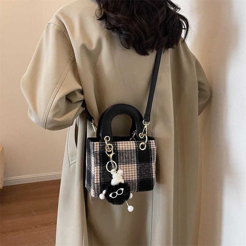 Jesienna i zimowa niszowa wełniana mała torba, prosta i wszechstronna torba na ramię na jedno ramię, torba retro w kratę księżnej Diany