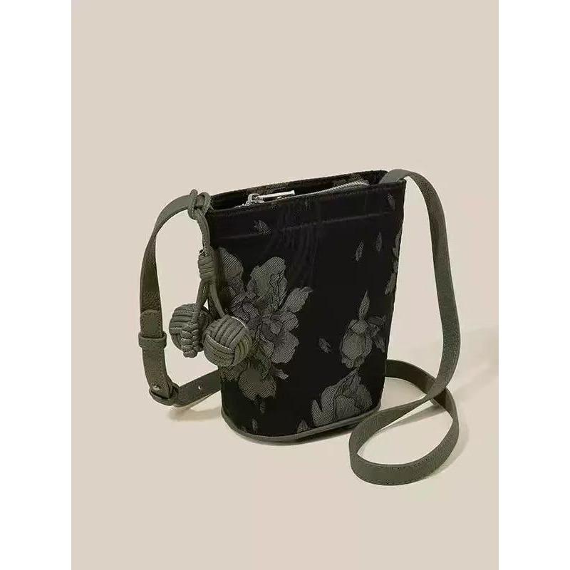 

New Chinese bag women s leisure niche versatile shoulder messenger bag high-end commuter bucket bag mobile phone bag