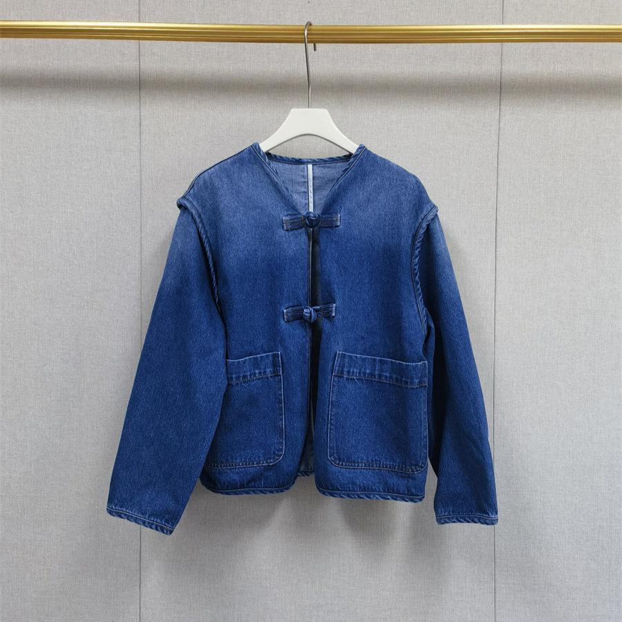 

Женская ретро-джинсовая куртка с потертостями, пуговицами-лягушками и большими карманами для ранней осени Medium