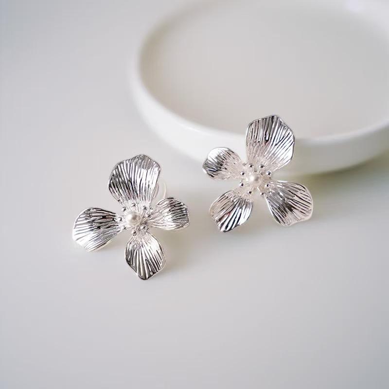 

Elegant Pearl Stamen Flower Earrings - Chic European & American Design, Perfect for Women Seeking Unique, Simple Style серебряный
