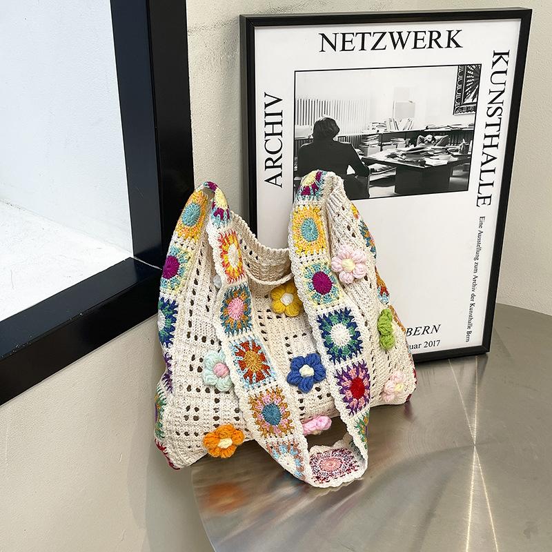 

Niche fashion trend design sense beautiful flowers sweet large capacity fresh holiday style shoulder messenger bag