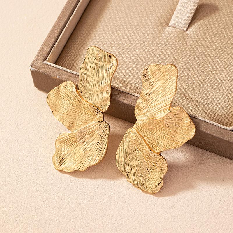

Exaggerated Petal Stud Earrings: Women s Creative Fashion Flower Design