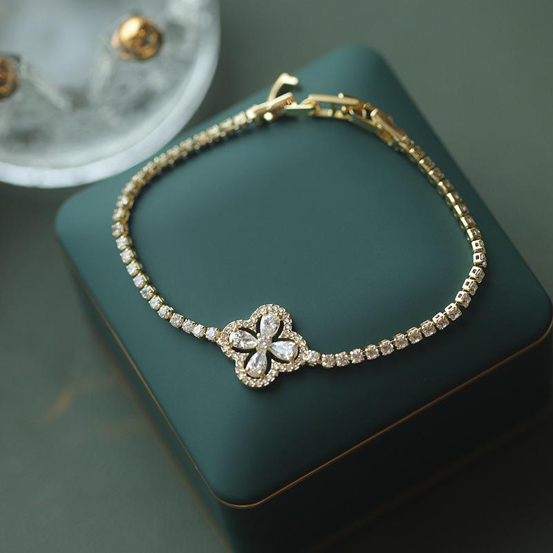 Elegant French Style Micro-Paved Zirconia Flower Bracelet: A Luxurious, Fashionable, and Versatile Accessory