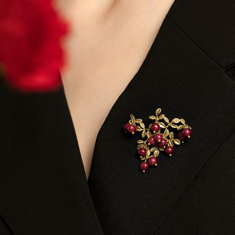 Retro Green Cranberry Brooch With Alloy Leaf Decoration For Women And Men