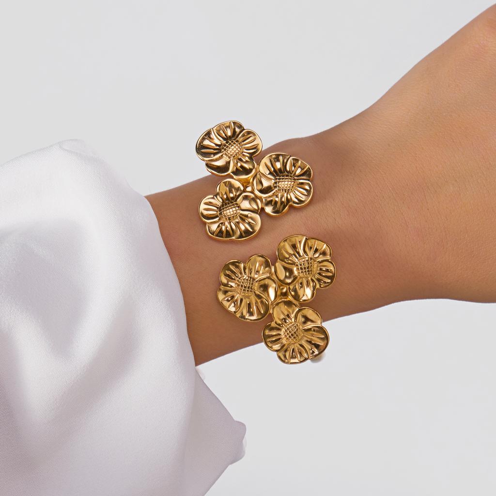 New Classic Sun Moon Pattern Open Bangles Bracelet For Women Gold Color Stainless Steel Heart Cuff Bracelet Hand Ornament Gift