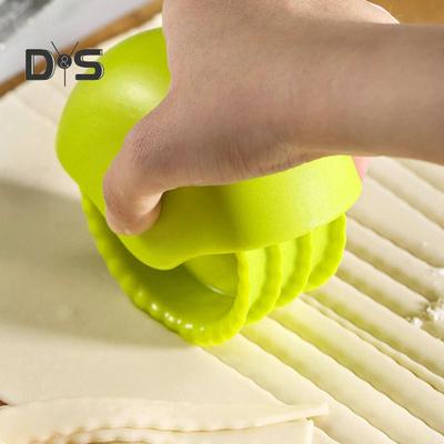 Kitchen Pastry Cutter Round Twist 360 Rolling Edge Comfortable To Grip Easy To Operate Pastry Cutter