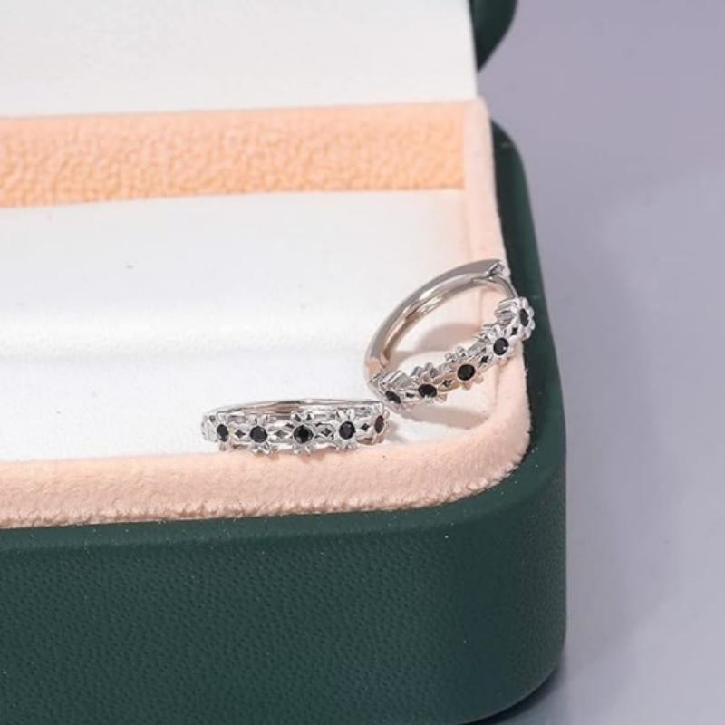 Czarno-biały wzór Kolczyki koła z czarną cyrkonią w kształcie kwiatu