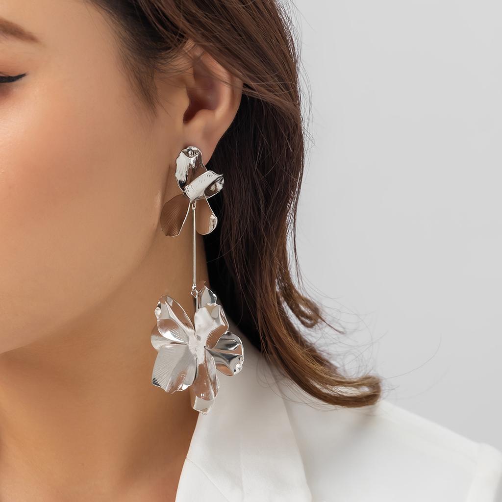 Personalized Liquid Fluid Metal Pleated Lotus Leaf Earrings, Niche Cold Wind Pearl Stud Earrings