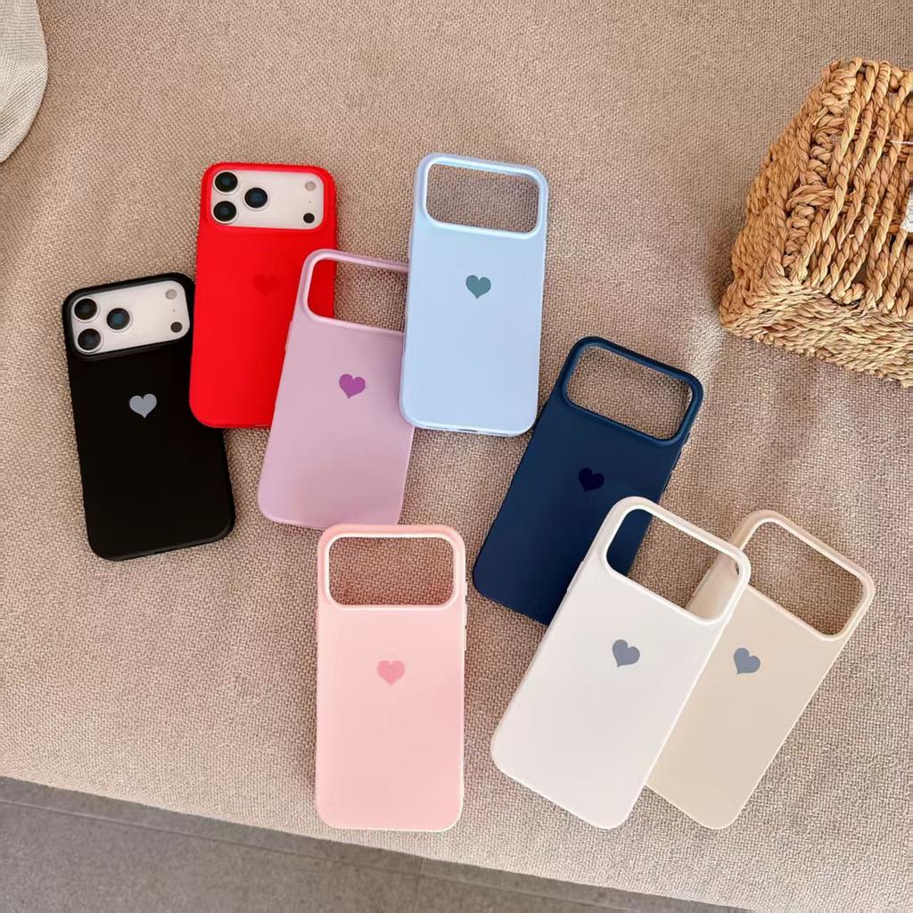 Apple 17PROMAX love matte mobile phone case, small love mobile phone case, matte feel soft case 16PRO is suitable.