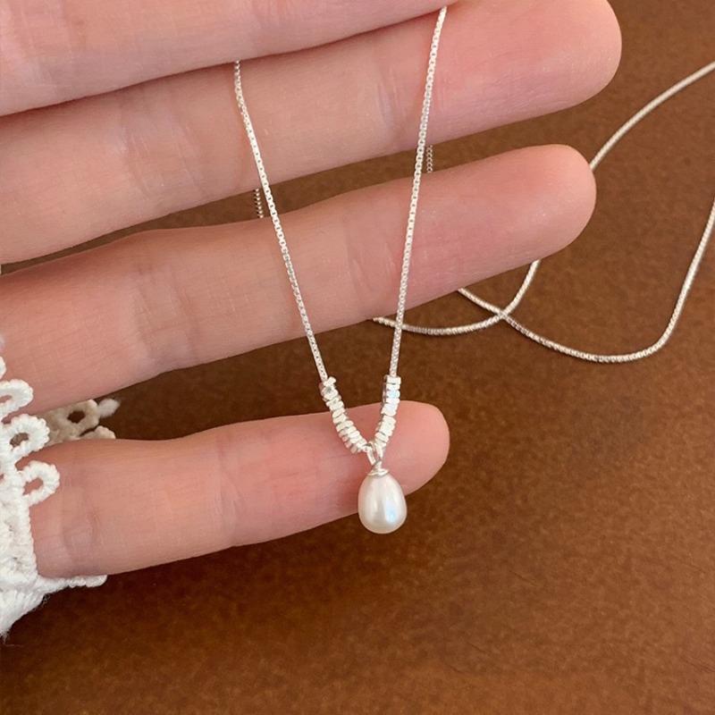 Luxury-lite Silver Necklace for Women, A Small-scale, Exquisite, and Refined Sweater-style Chain, A Fashionable, Retro, and High-end Neck Accessory.