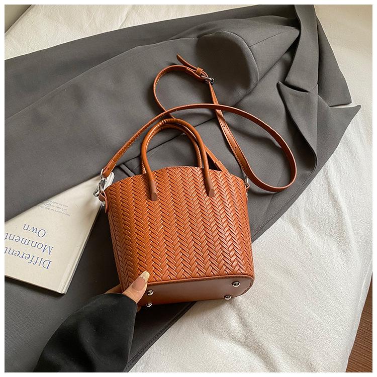 Women's Bag 2025 Autumn New Fashion Foreign Style Woven Shoulder Messenger Bag Large Capacity Commuter Bucket Bag Small Square Bag