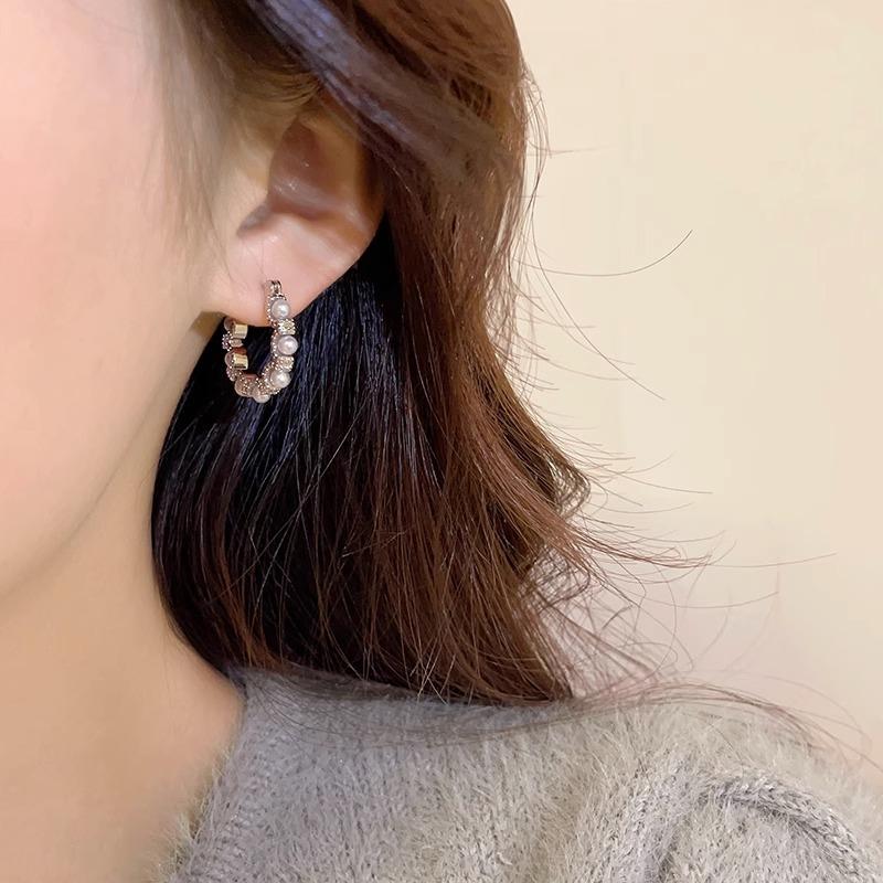 Circle Pearl Earrings with Niche Design, Light Luxury and High-end Feeling Earrings