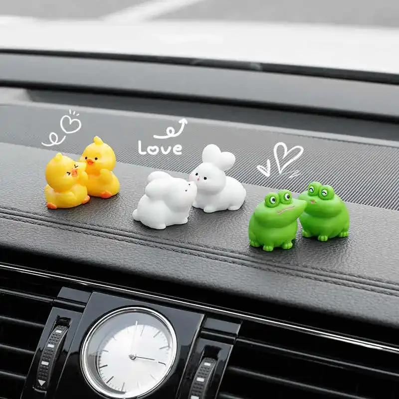 2Pcs Cartoon Kiss Face Friendly Animals Doll Ornaments Funny Ducks Frogs Figurines Ornaments Car Interior Dashboard for Gifts