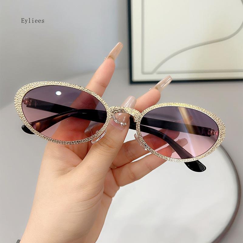 New Retro Oval Sunglasses for Ladies Fashion Small Metal Frame Sunglasses Women Classic  Shades Trends Summer Unique