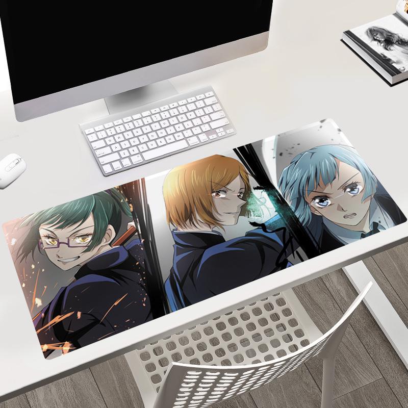 Tapis de bureau Jujutsu Kaisen 40x90x0.3CM avec les personnages Gojo, Yuji et Megumi.