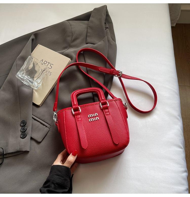 

Корейская версия нишевый дизайн простая и универсальная модная сумка женская 2025 лето новая сумка-мессенджер для поездок на работу сумка-ведро