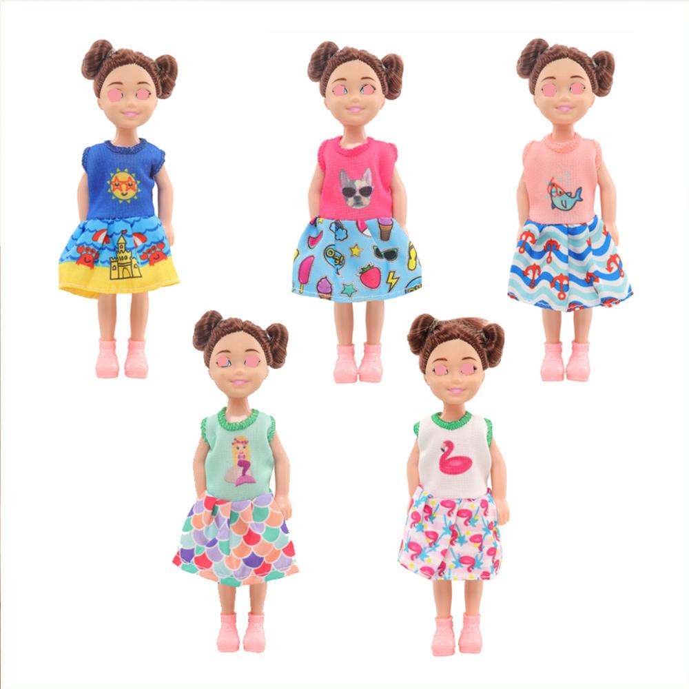 Set di 26 Vestiti alla Moda per Bambole da 5,5" - Include 5 Vestiti, 5 Vestiti T-shirt, 3 Costumi da Bagno e 13 Mini Accessori Giocattolo Regalo