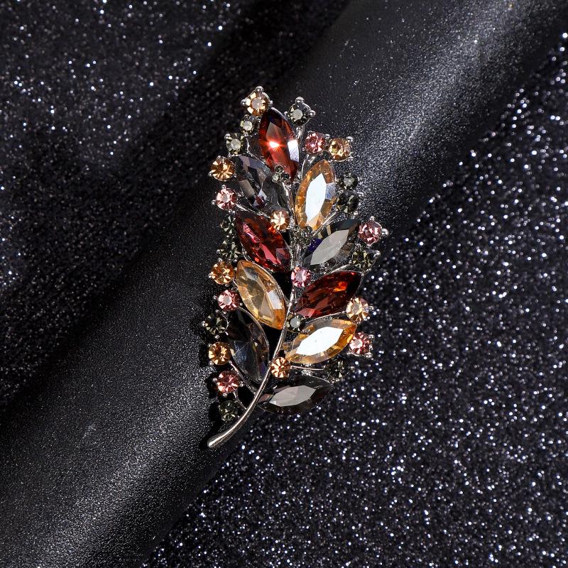2024 Luxury Retro Crystal Leaf Brooch: Trendy Women's Suit Accessory