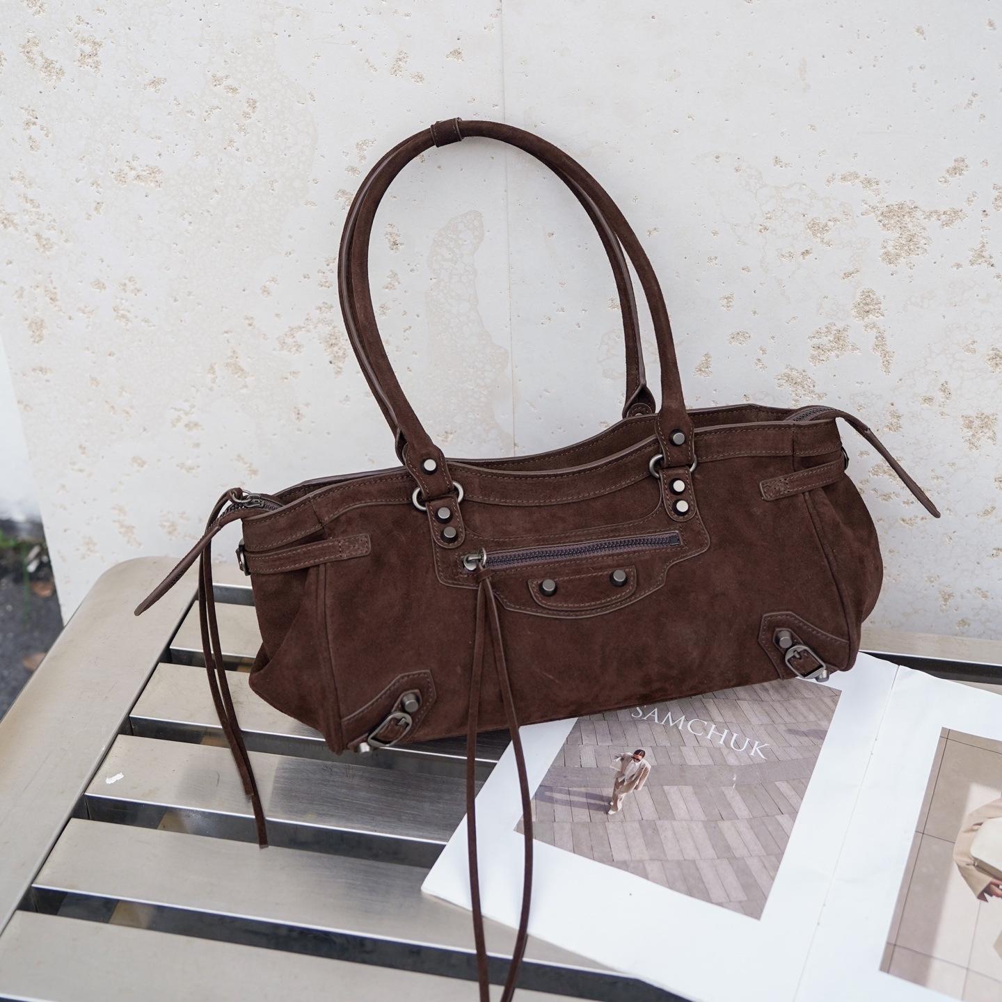 

Женская сумка из натуральной кожи, бренд, тот же стиль, сумка-мотоциклетка с заклепками, трендовая сумка, ощущение высокого класса, большая вместимость, на одно плечо, через плечо, сумочка 32x9x17cm кофейный