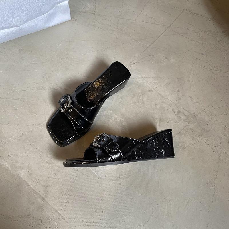 Nové dámské boty na klínku s tlustou podrážkou, jednoramenné, se čtvercovou špičkou, nýty a žabkami pro zvýšení výšky