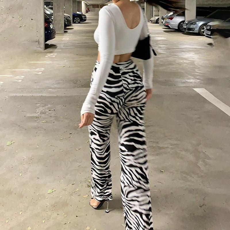 Pantalón moda con bota ancha en rib.