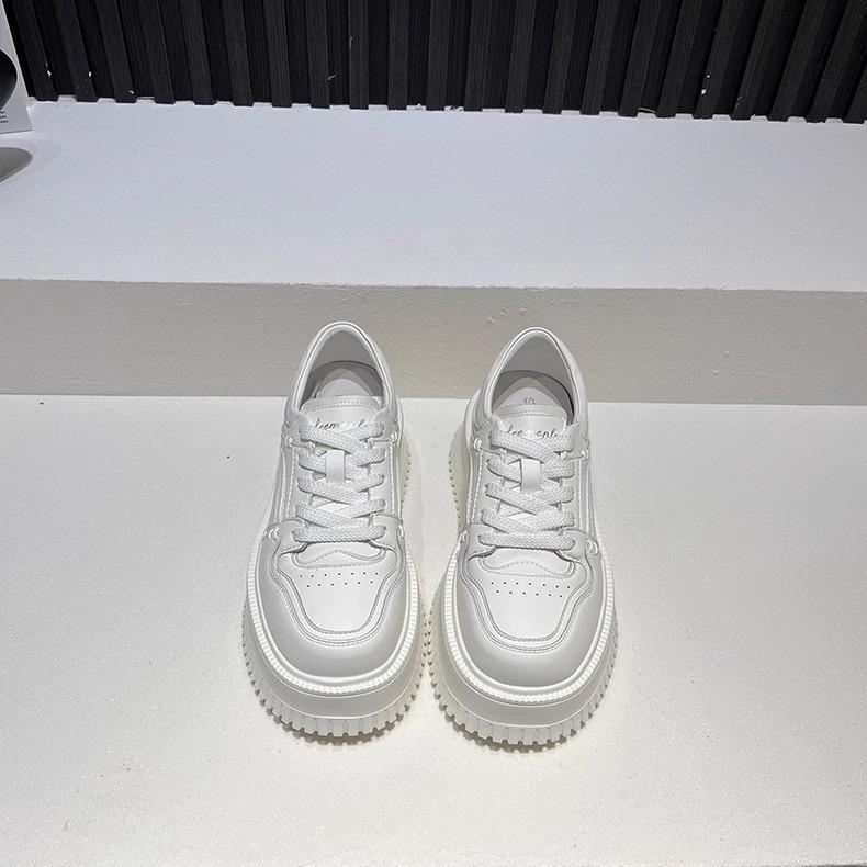 Chaussures blanches à plateforme muffin pour femmes automne 2024 nouvelles mode respirantes polyvalentes légères petites chaussures de sport à semelle compensée
