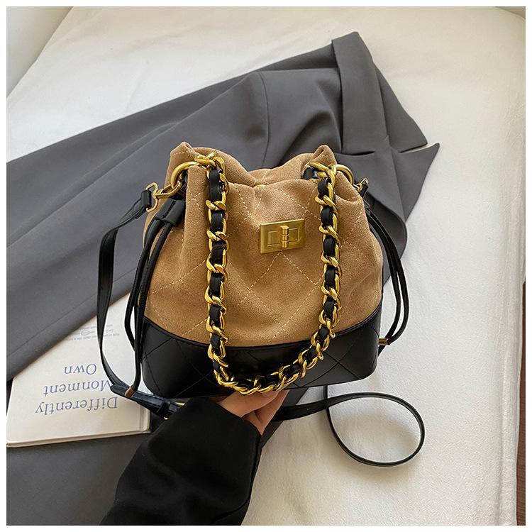 

Ретро сумка-цепочка женская большая вместимость 2025 новая повседневная нишевая дизайнерская сумка через плечо, сумка-мессенджер, сумка-ведро для通勤 покинуть белый