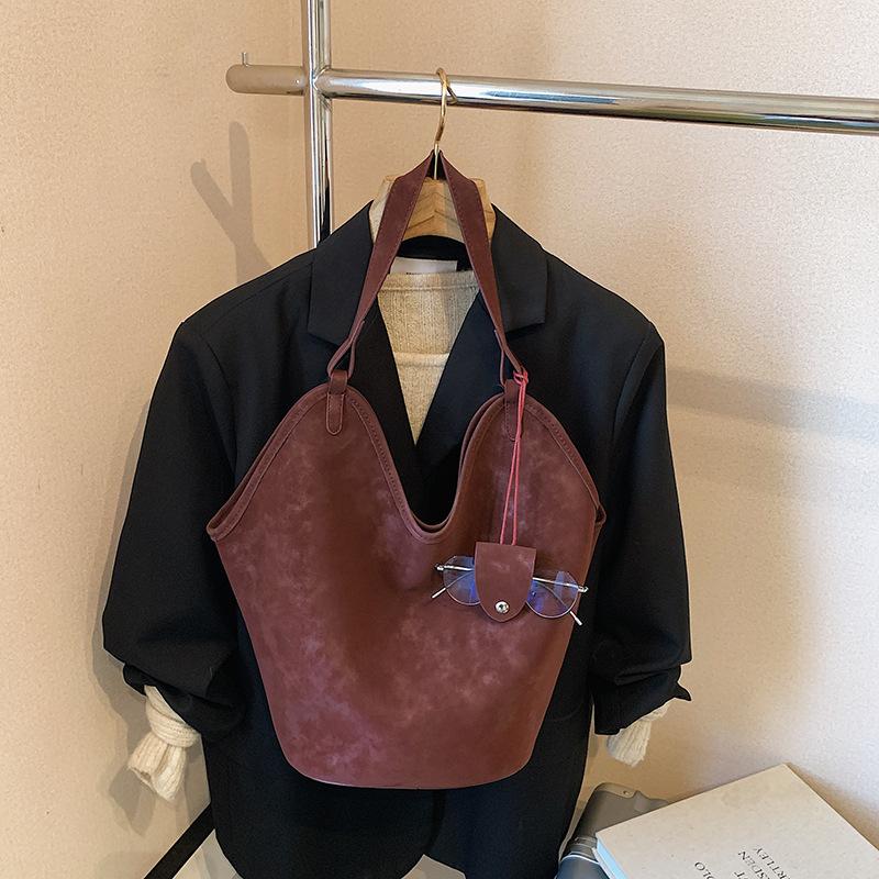 

Сумка большой вместимости женская сумка 2025 новая осенне-зимняя универсальная сумка-мессенджер для работы модная и с высоким чувством портативная сумка-тоут бордовый