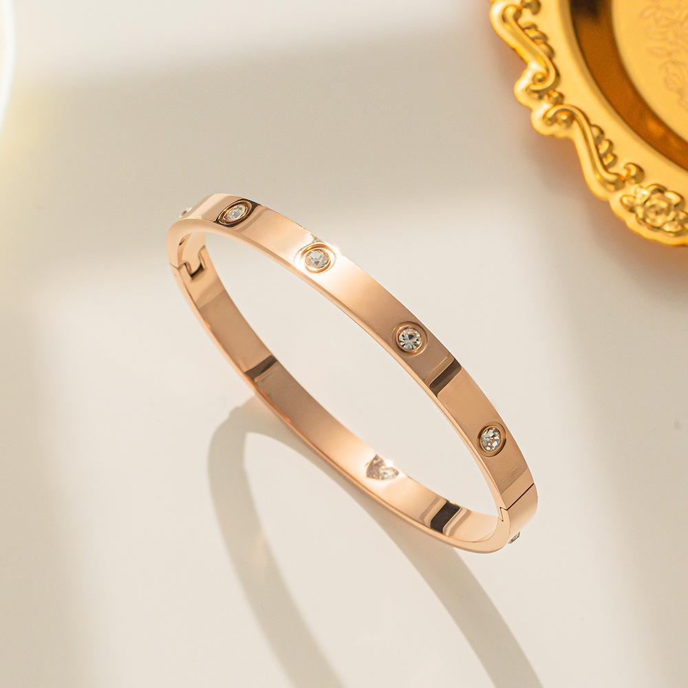 Trendiger goldener Kaja Vintage Armreif mit Diamanten – Schlichtes & stilvolles Damenarmband