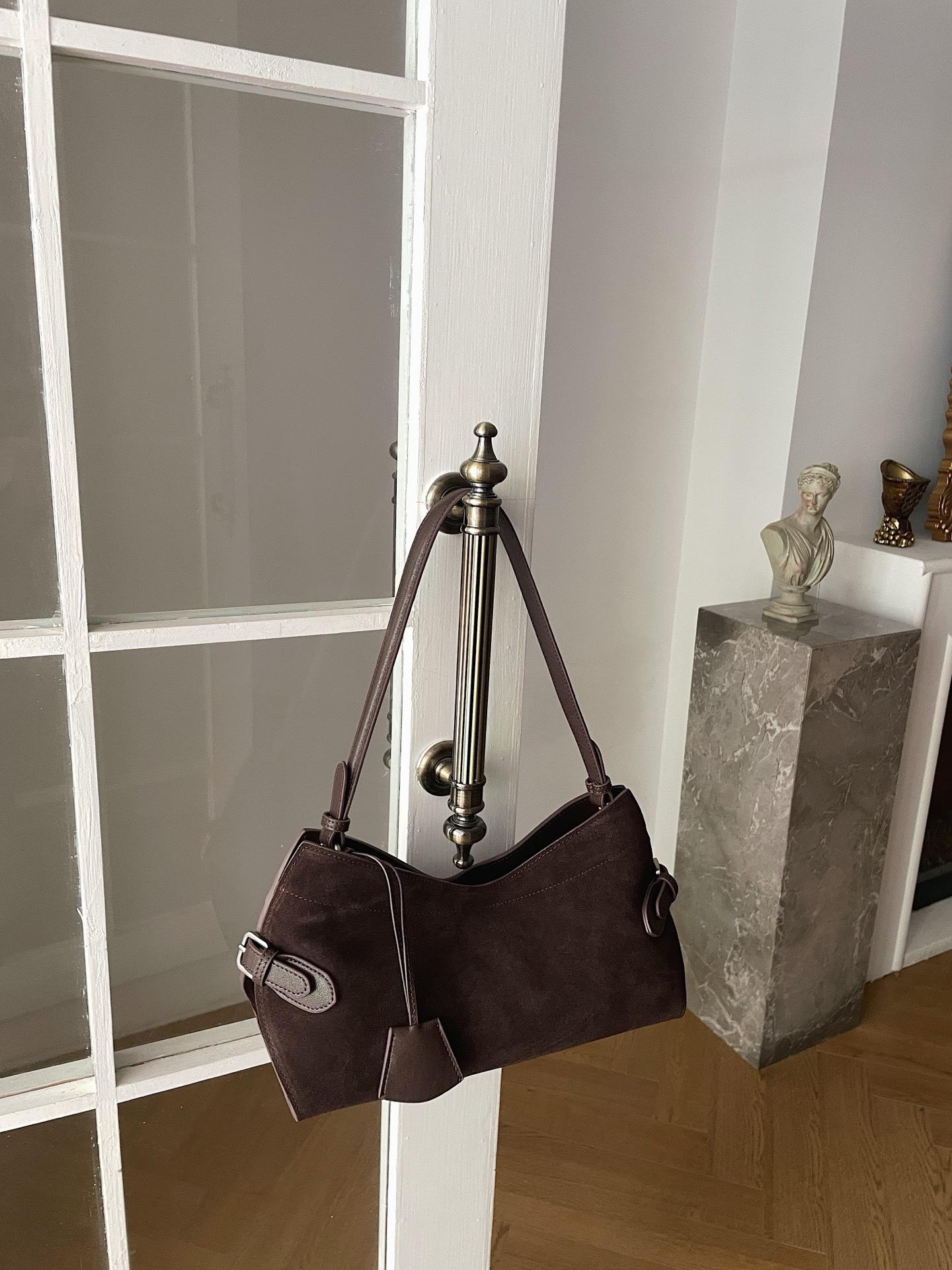 

Early autumn new matte cowhide shoulder armpit bag genuine leather niche commuter baguette bag retro versatile messenger bag 37*13*18cm темно-коричневого