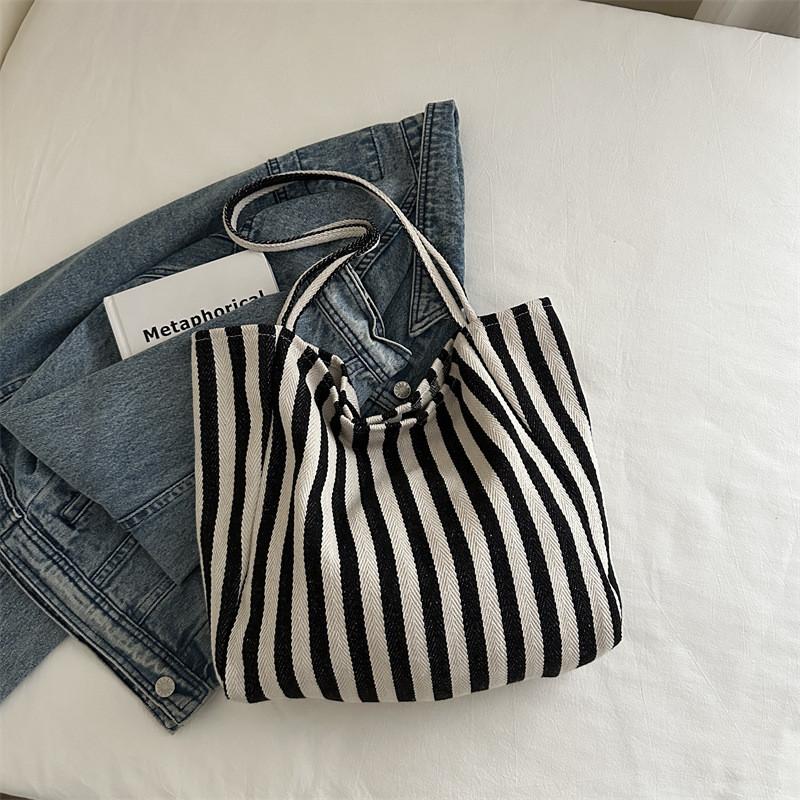 Stylish And Spacious Retro Canvas Tote Bag For Everyday Fashionable Shopping