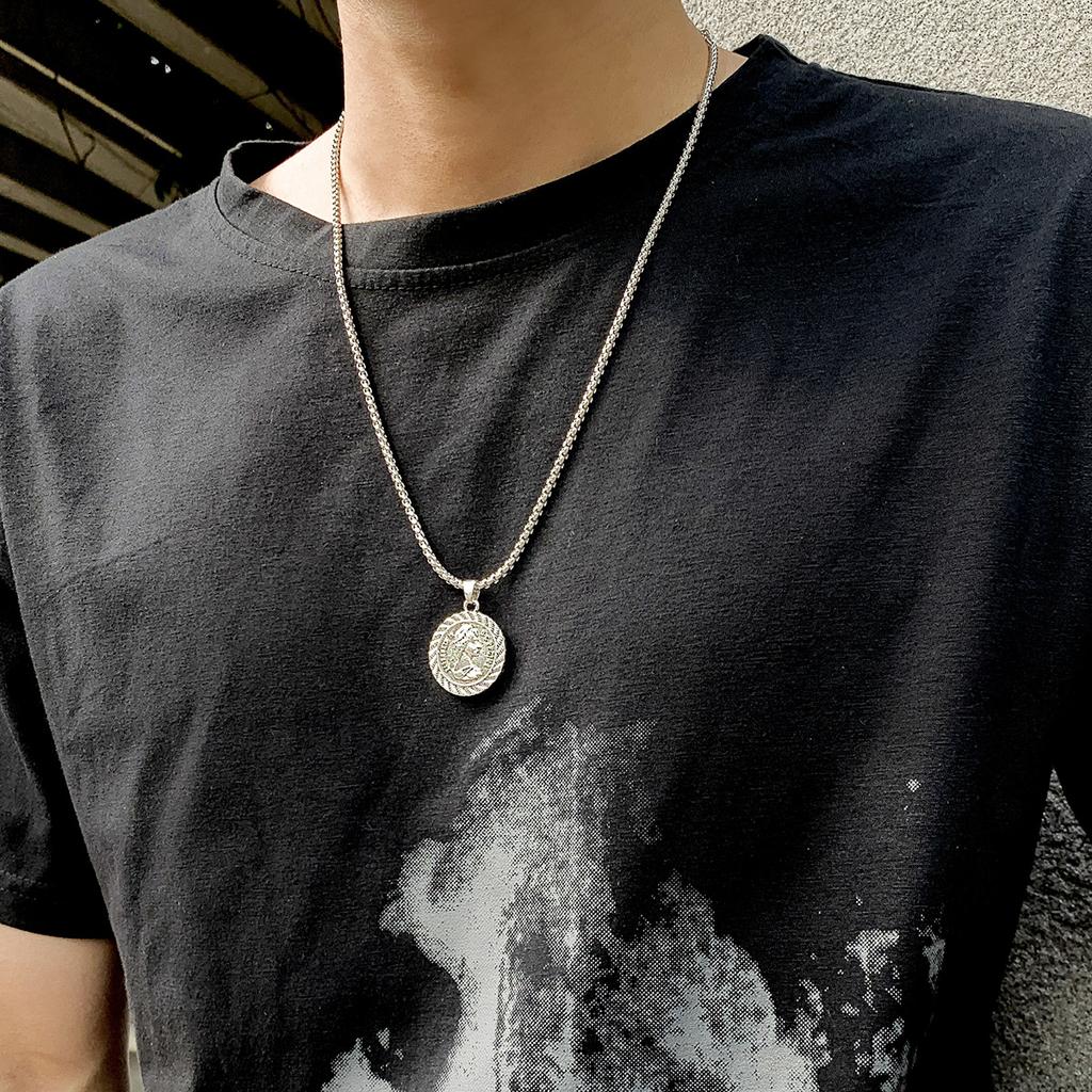 New Vintage Distressed Queen Head Necklace for Men Trendy Fashion Simple Versatile Popular Men's