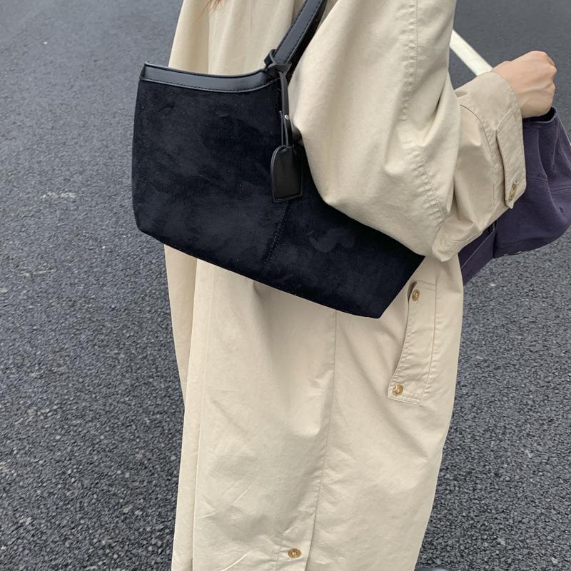 Simple casual tote bag women's 2025 autumn new high-value foreign style one-shoulder armpit light luxury handbag