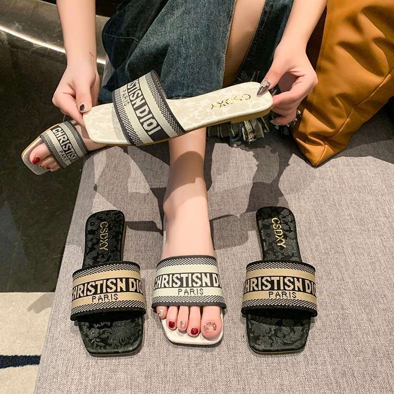Pantofle haftowane literami damskie do noszenia na zewnątrz 2025 lato nowa moda płaska podeszwa do noszenia na zewnątrz plażowe jednosłowne sandały ins tide