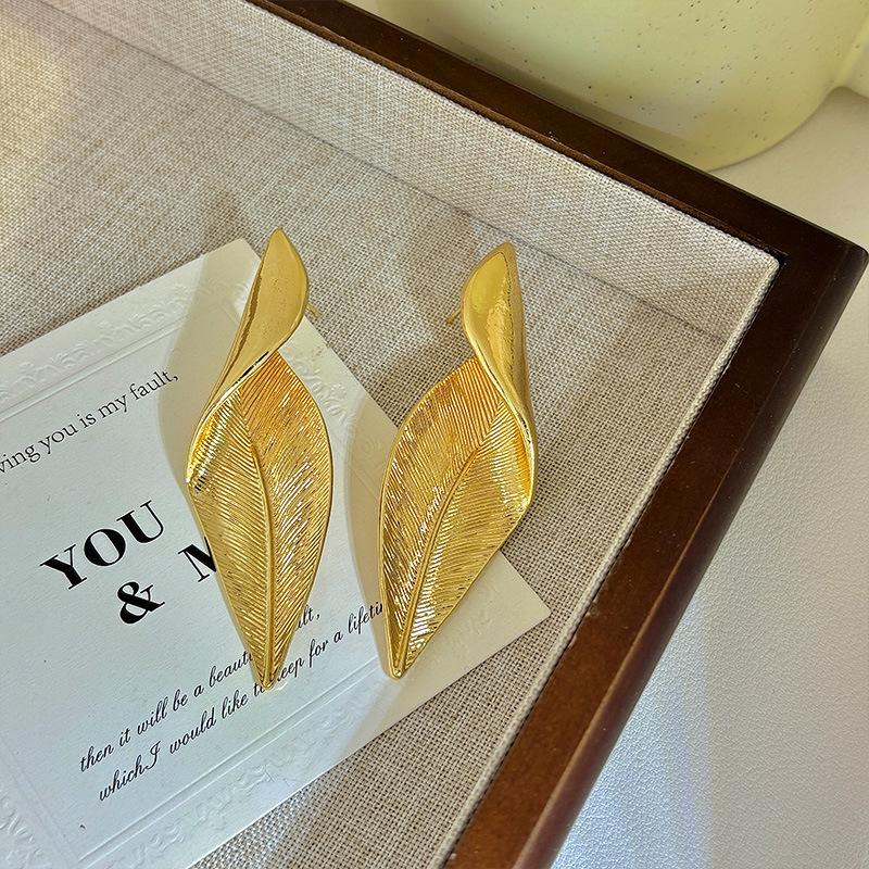 Metal Irregular Twisted Stud Earring for Women Trend Gold Color Geometric Piercing Earring Jewelry Accessories